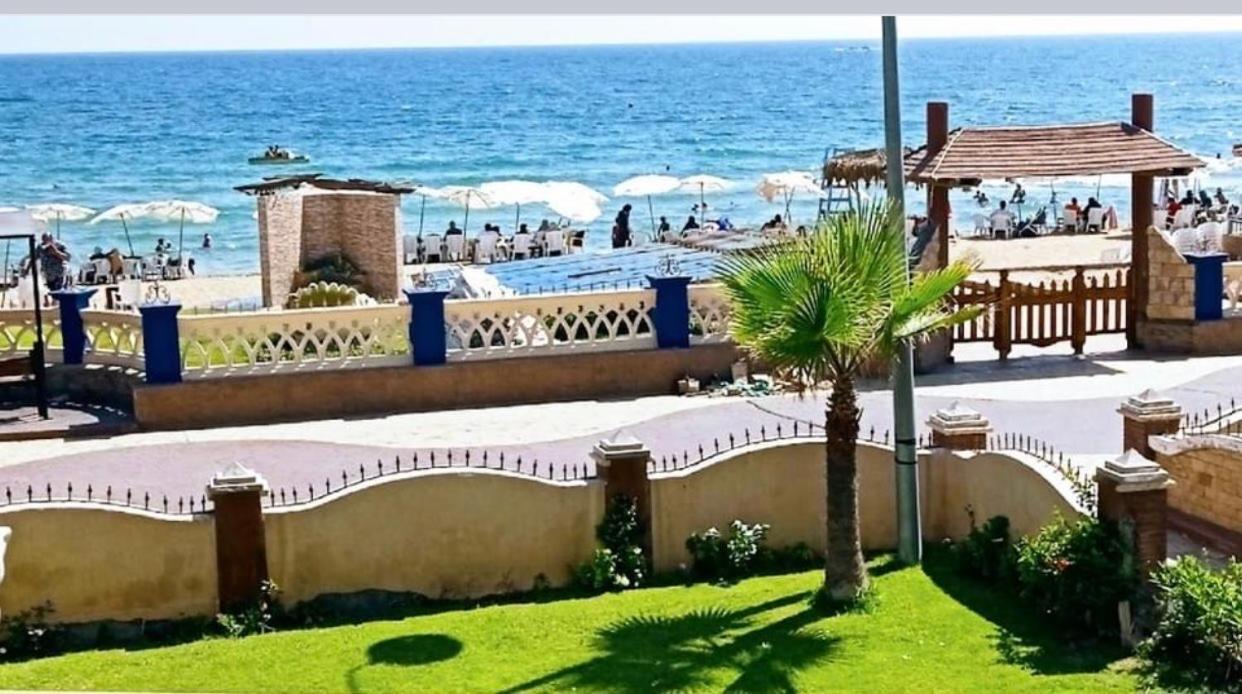 Apartment Renovated Beachfront Chalet: Ultra-luxe Sea View In Al Mamourah