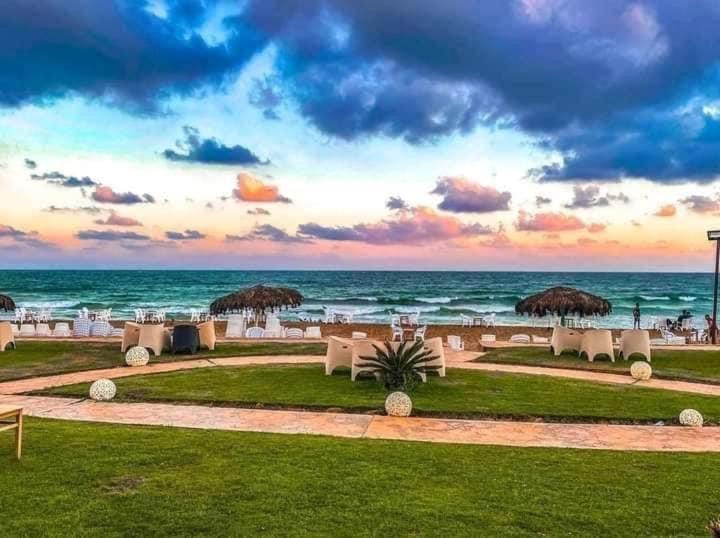 Renovated Super Lux Direct Sea View 2 Bed Al Mamourah الترا لوكس شاطىء المعموره دور اول على البحر مباشره مع كارنيهات الدخول طوال السنه و الشاطىء الخاص من اول مايو لنهايه اكتوبر للعائلات فقط Apartment