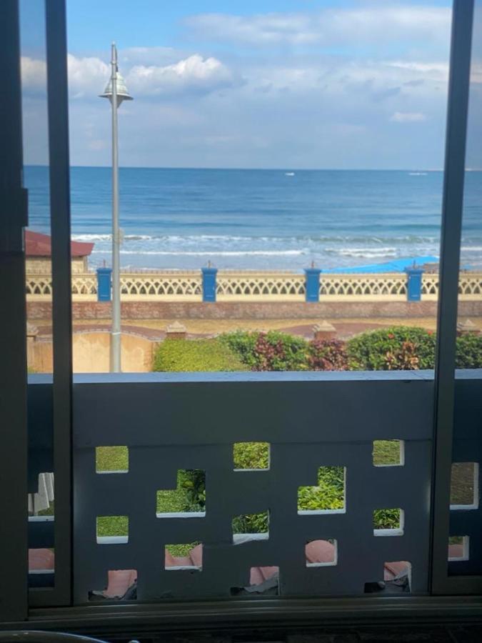 Renovated Beachfront Chalet: Ultra-luxe Sea View In Al Mamourah Apartment
